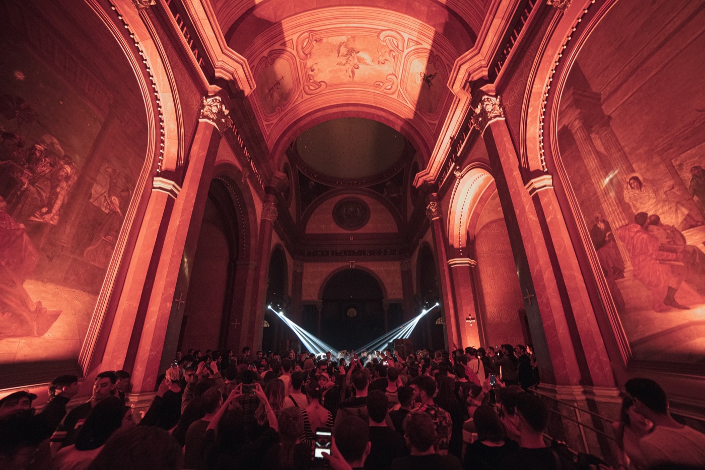 MUSURE Presents en una capilla de Córdoba, con el público bajo la cúpula iluminada en rojo