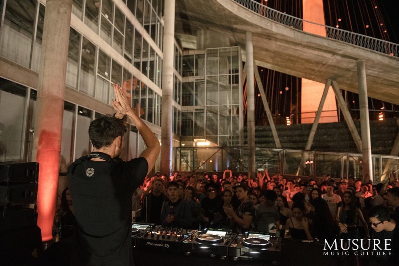 Show al aire libre frente a un edificio iluminado